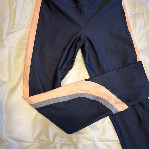 Under Armour HeatGear compression legging, Size Small. - Picture 5 of 6